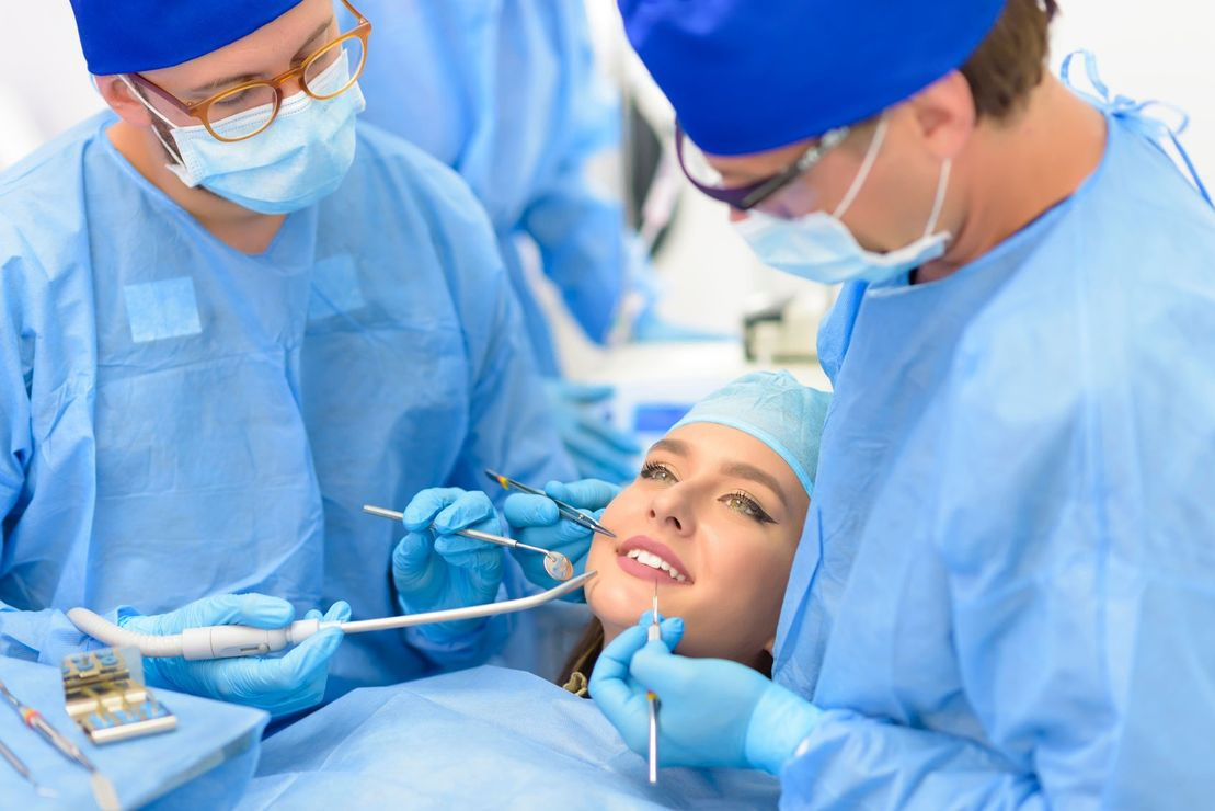 dentistas trabajando en cirujía